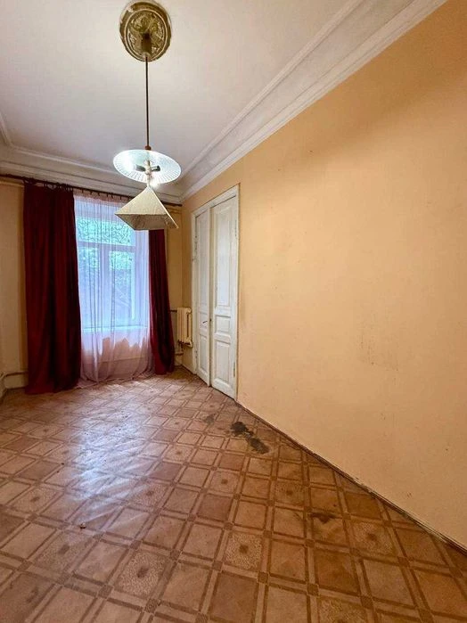 Two-room apartment for sale. Old window market