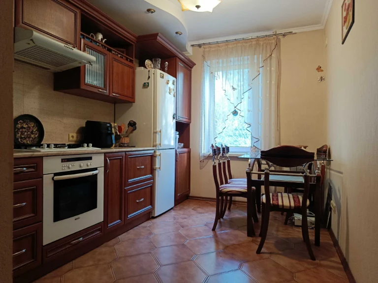 Продаж 1-кімнатної квартири з меблями і побутовою технікою п