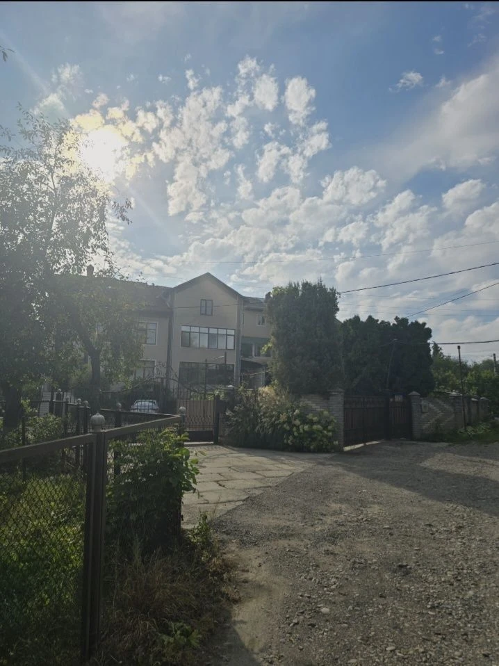 Будинок, центр м.Чернівці, 4 кімн, 2 санвузли,4 балкони, вул