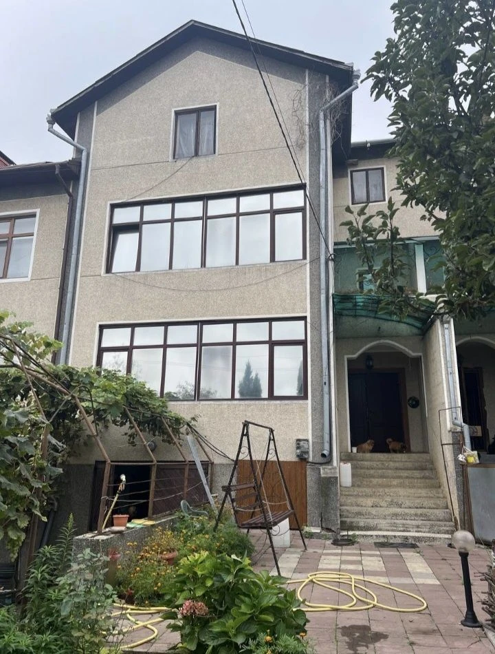 Будинок, центр м.Чернівці, 4 кімн, 2 санвузли,4 балкони, вул