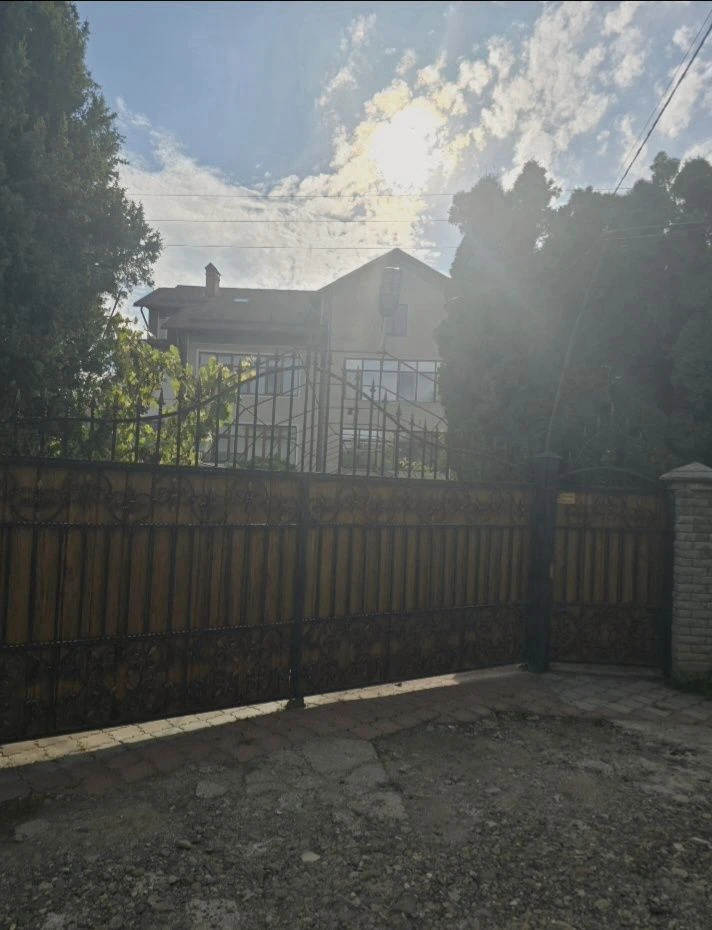 Будинок, центр м.Чернівці, 4 кімн, 2 санвузли,4 балкони, вул