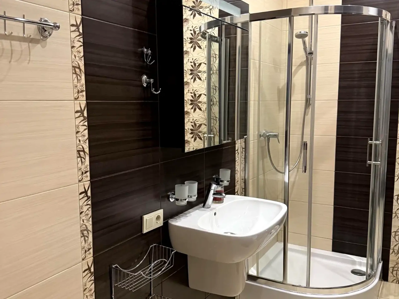 Rent 1-bedroom apartment 63 m² on the 18/25 floor