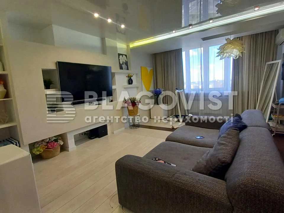 Apartment. Sribnokilska St., Kyiv