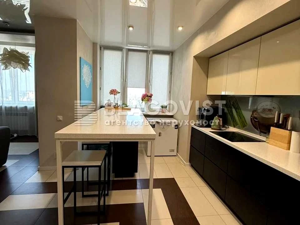 Apartment. Sribnokilska St., Kyiv