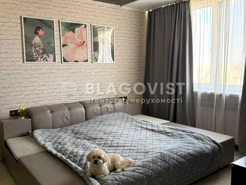 Apartment. Sribnokilska St., Kyiv