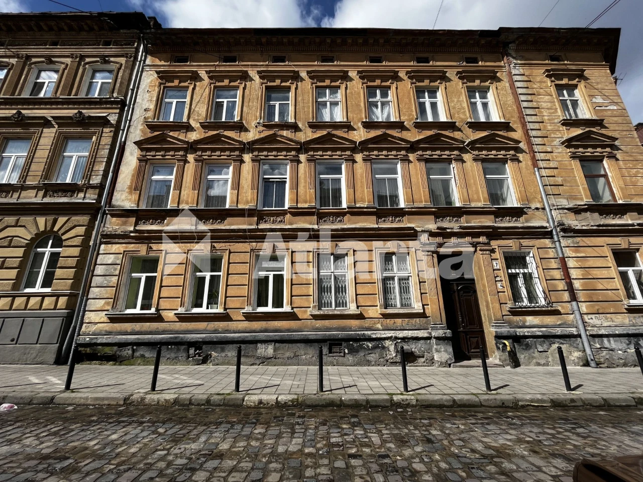 Sale of a 3-room apartment on Kotlary Street, 1st floor.