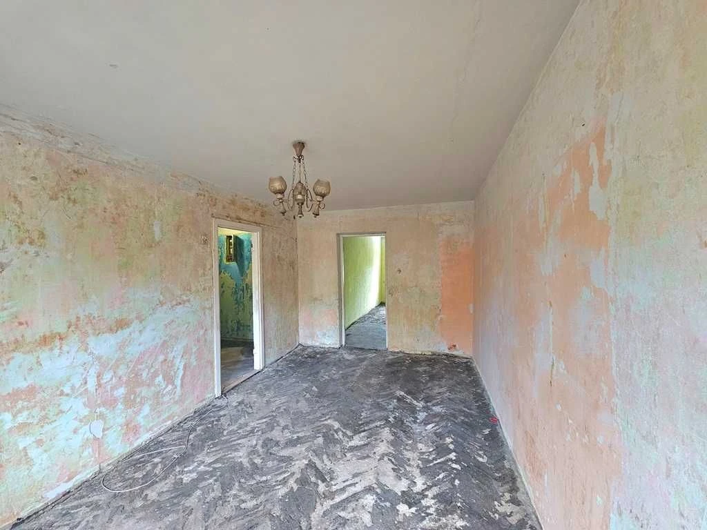 Без комиссии. Продается 2-комнатная квартира 45 м². Под капремонт.
