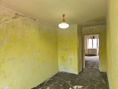 Без комиссии. Продается 2-комнатная квартира 45 м². Под капремонт.
