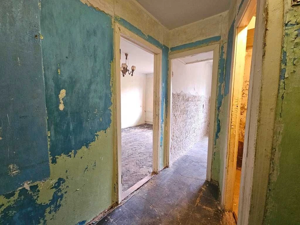 Без комиссии. Продается 2-комнатная квартира 45 м². Под капремонт.