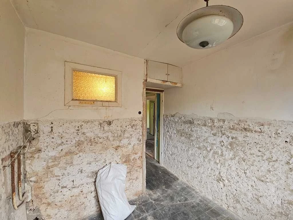 Без комиссии. Продается 2-комнатная квартира 45 м². Под капремонт.