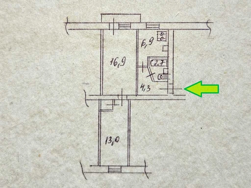 Без комиссии. Продается 2-комнатная квартира 45 м². Под капремонт.
