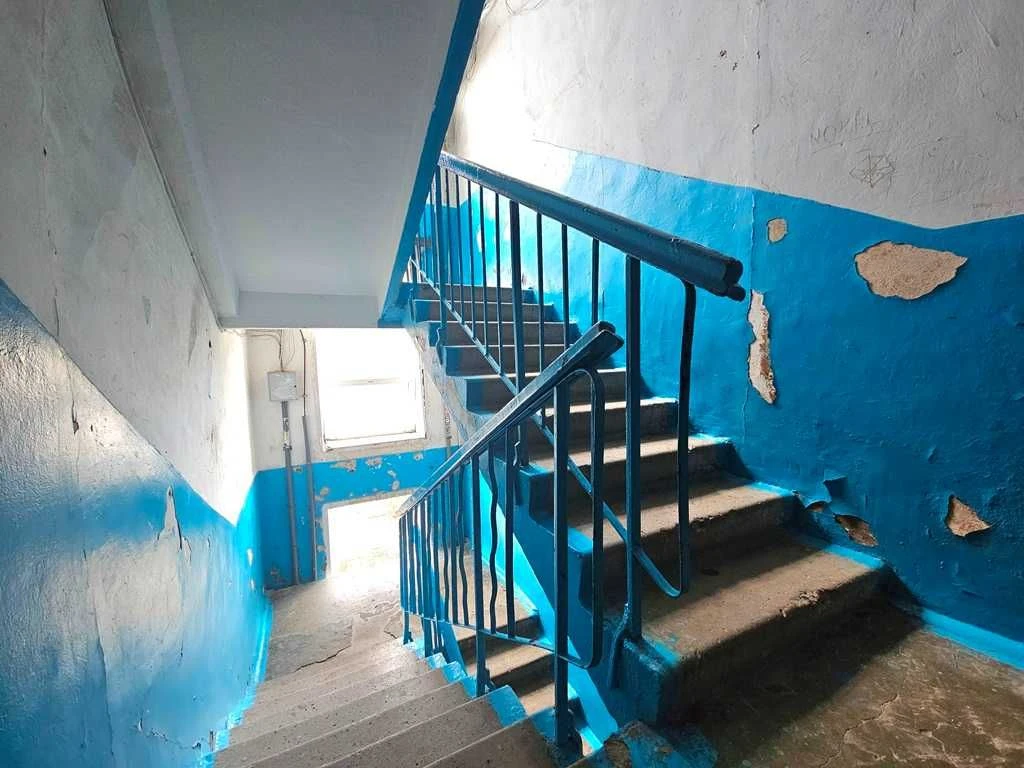 Без комиссии. Продается 2-комнатная квартира 45 м². Под капремонт.