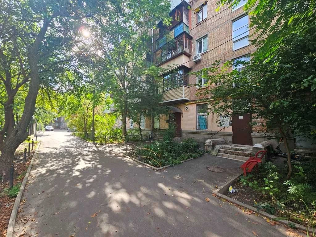 Без комиссии. Продается 2-комнатная квартира 45 м². Под капремонт.
