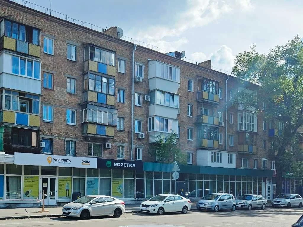Без комиссии. Продается 2-комнатная квартира 45 м². Под капремонт.