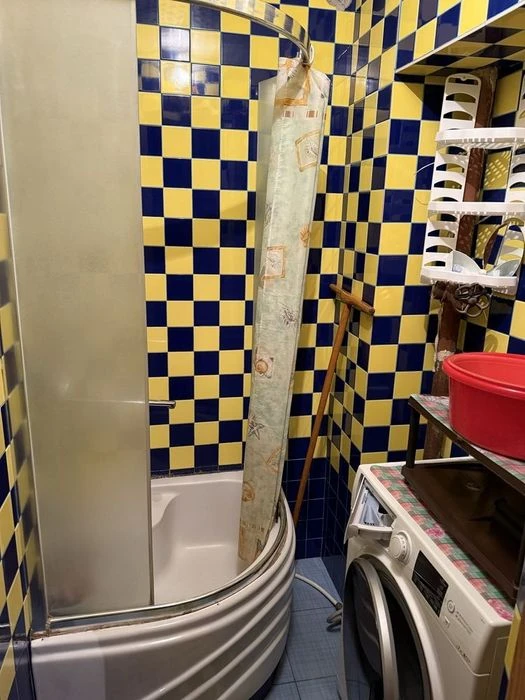 S For sale: 1-room studio apartment with its own bathroom and mini kitchen