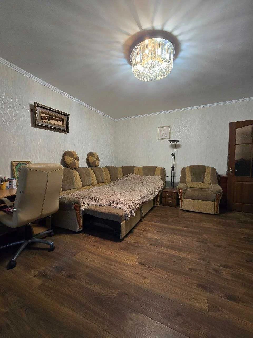 Продам 2-ком квартиру на Крымском бульваре . Высокий 1 этаж!