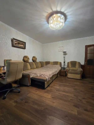 Продам 2-ком квартиру на Крымском бульваре . Высокий 1 этаж!