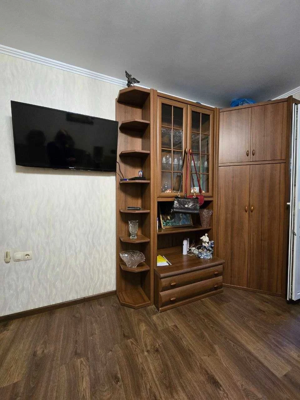 Продам 2-ком квартиру на Крымском бульваре . Высокий 1 этаж!