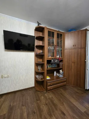 Продам 2-ком квартиру на Крымском бульваре . Высокий 1 этаж!