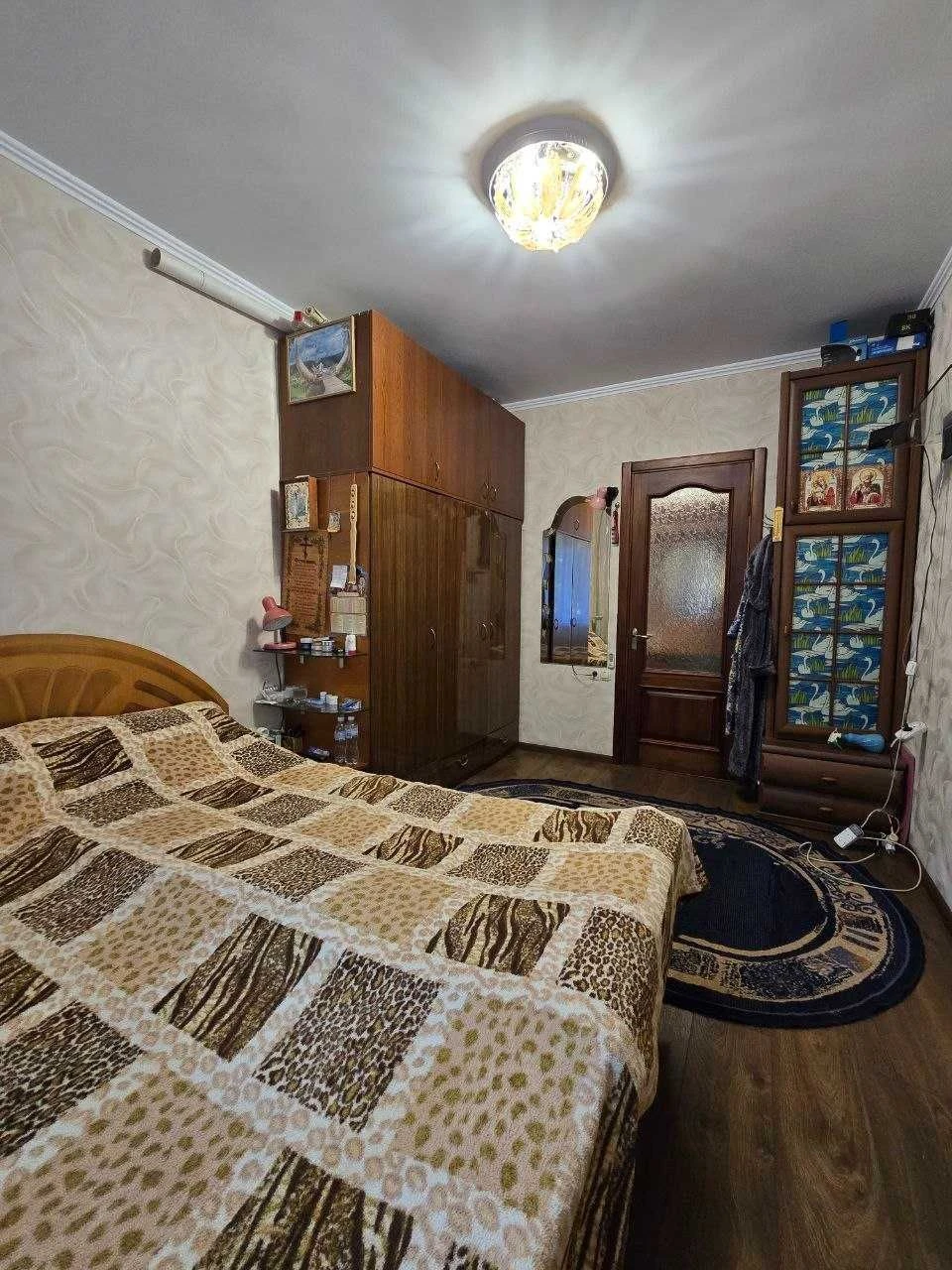 Продам 2-ком квартиру на Крымском бульваре . Высокий 1 этаж!