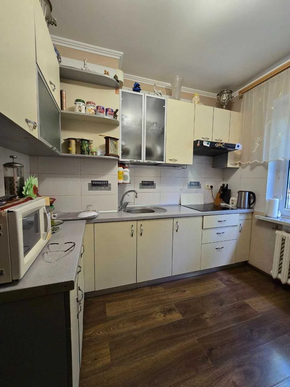 Продам 2-ком квартиру на Крымском бульваре . Высокий 1 этаж!
