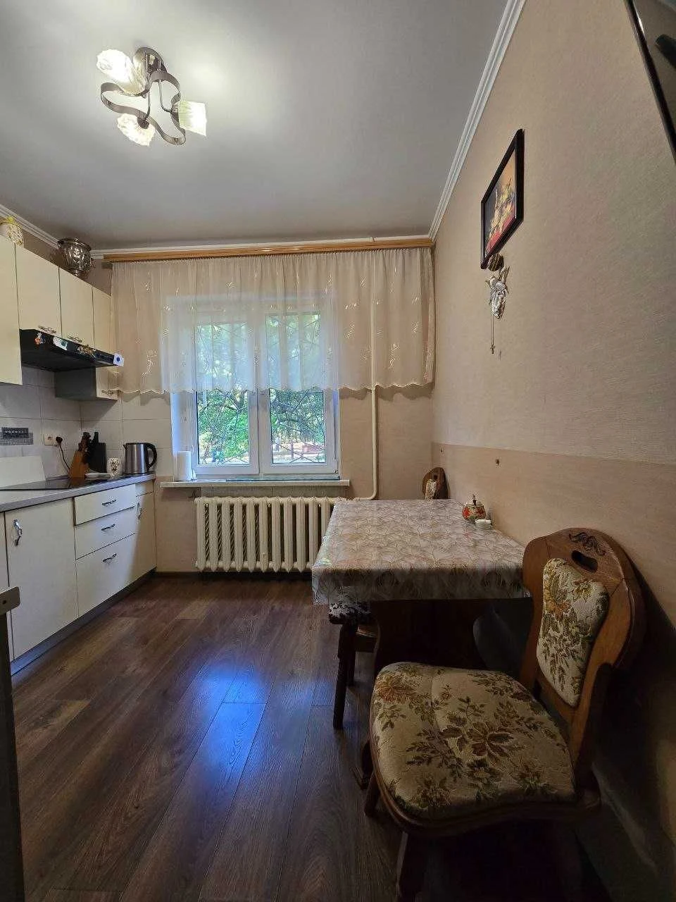 Продам 2-ком квартиру на Крымском бульваре . Высокий 1 этаж!