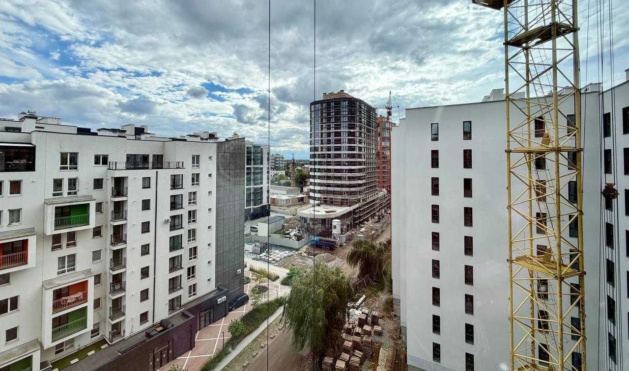 One-bedroom apartment for renovation near the city lake.