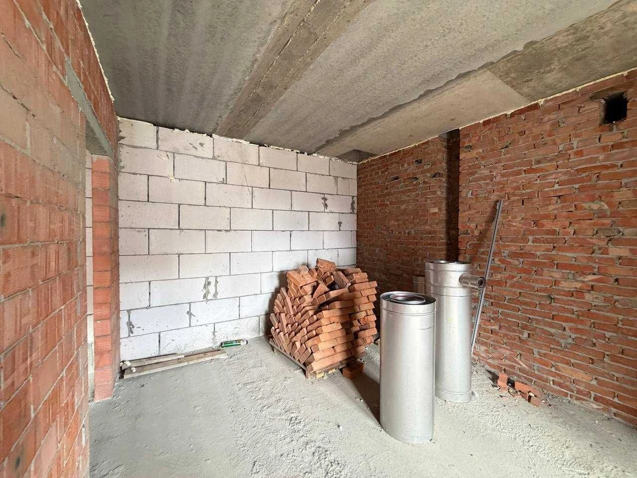 One-bedroom apartment for renovation near the city lake.
