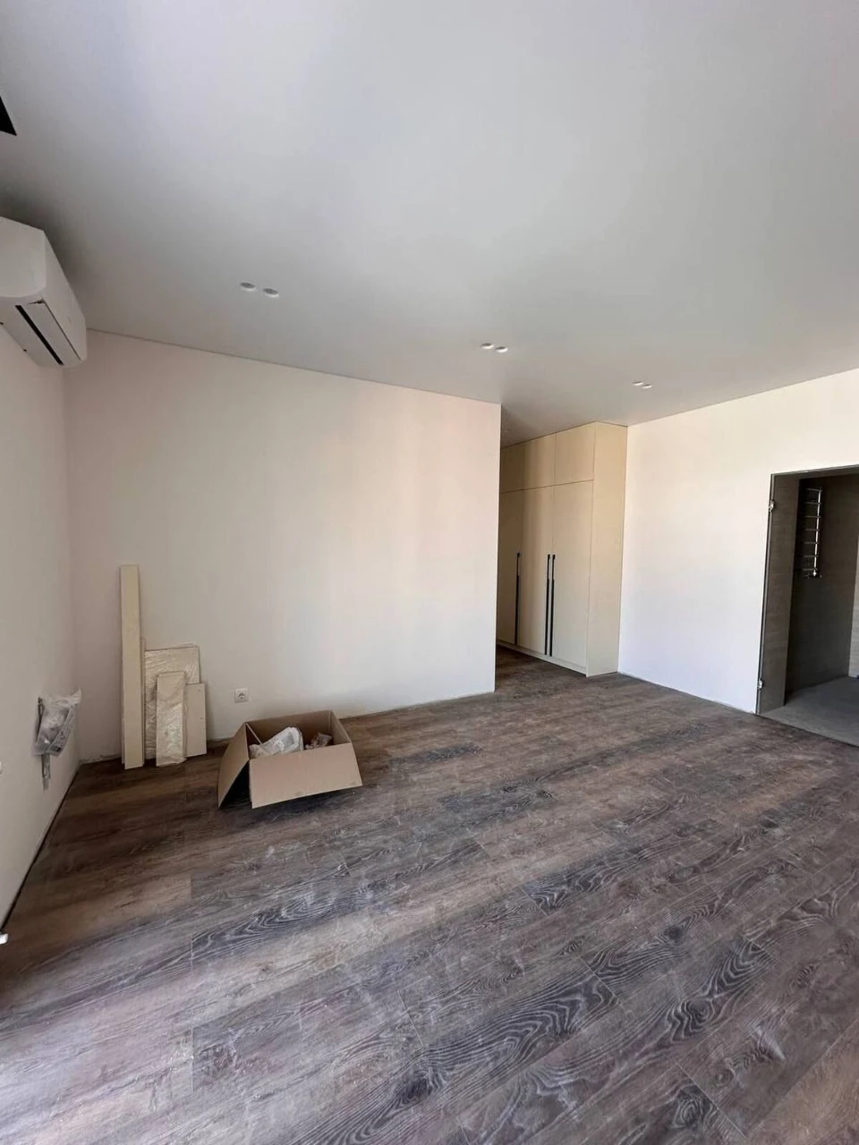 Sale of a two-bedroom apartment on Bogomoltsa Street