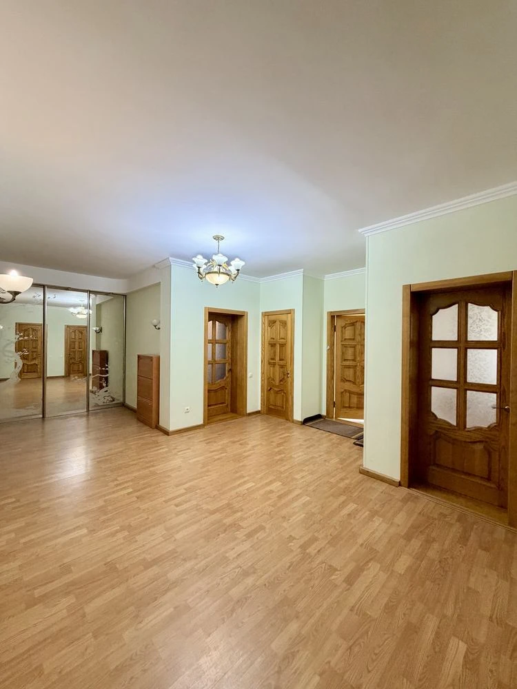 Сучасний будинок на початку Веретенівки