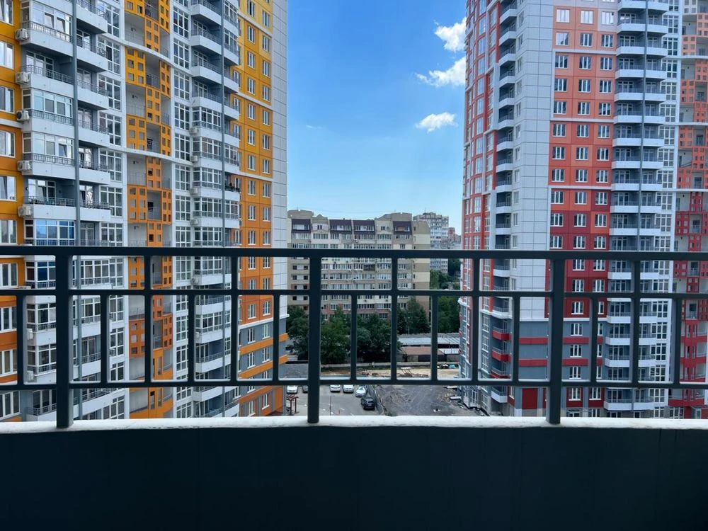 Продам 2 к квартиру ЖК Четыри Сезона с кладовкой.Без Комисси