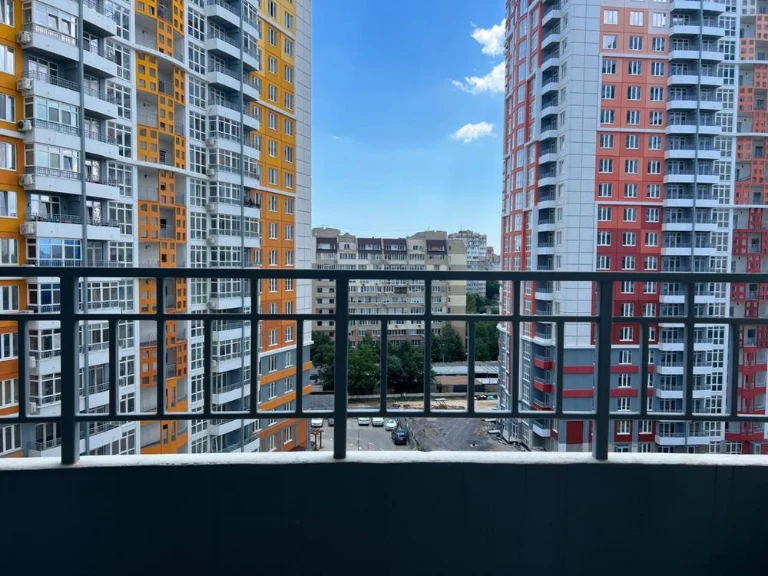 Продам 2 к квартиру ЖК Четыри Сезона с кладовкой.Без Комисси