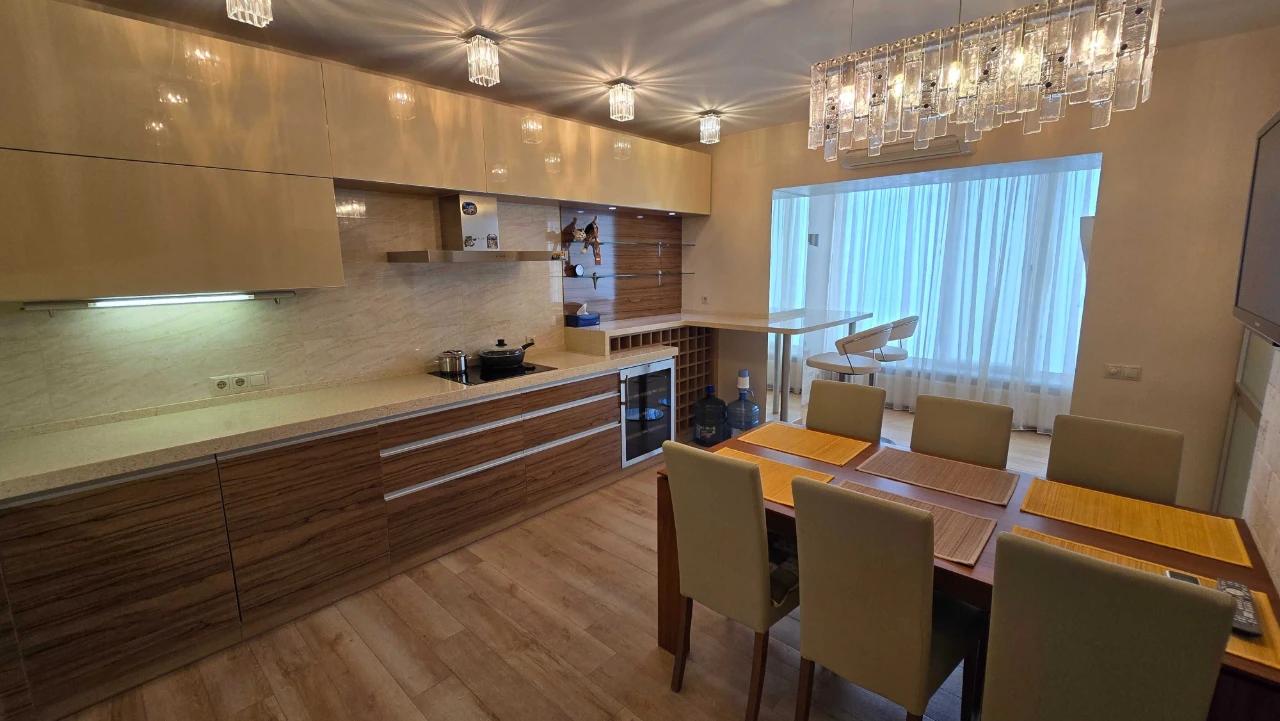 Apartment near the park, St. Shevchenko 32, for sale from the owner.