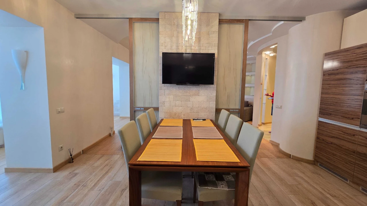 Apartment near the park, St. Shevchenko 32, for sale from the owner.