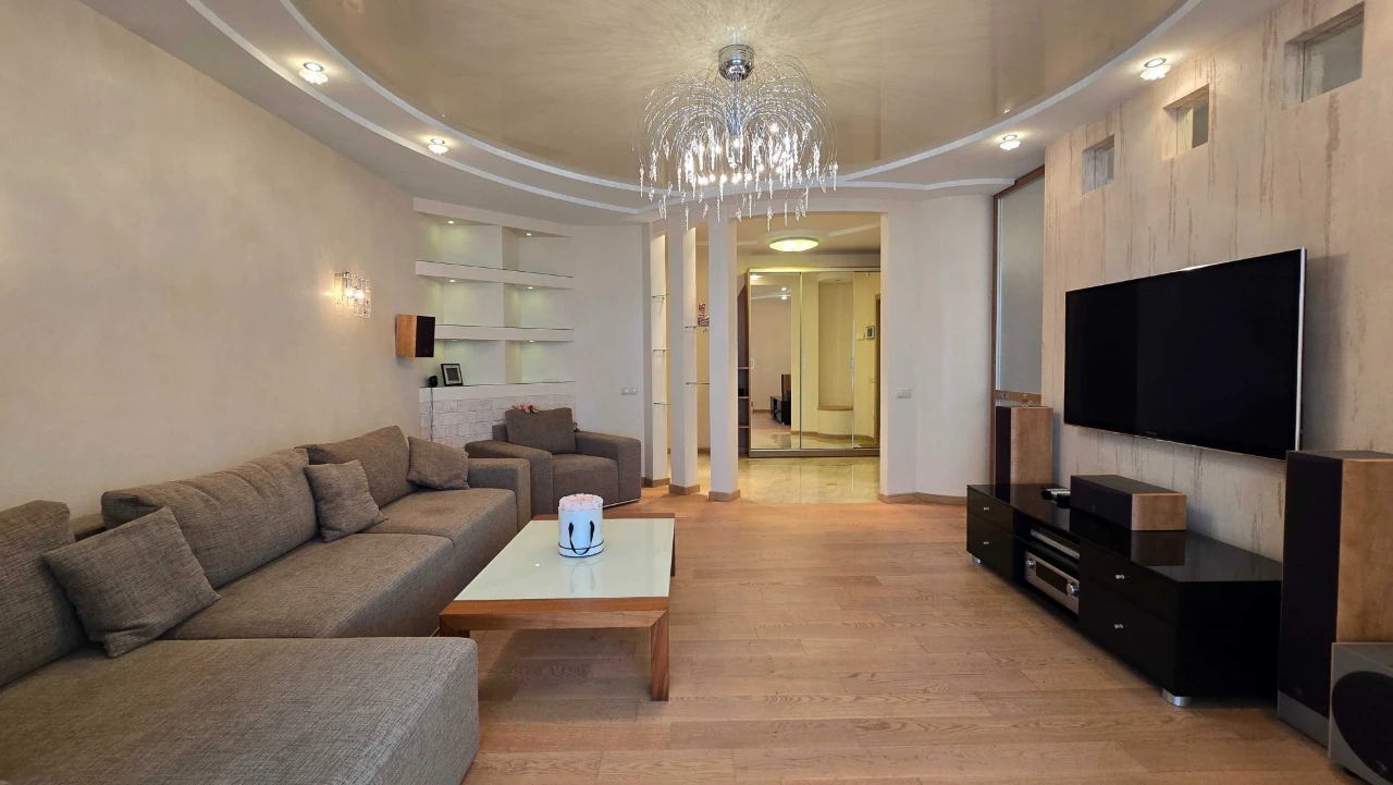 Apartment near the park, St. Shevchenko 32, for sale from the owner.