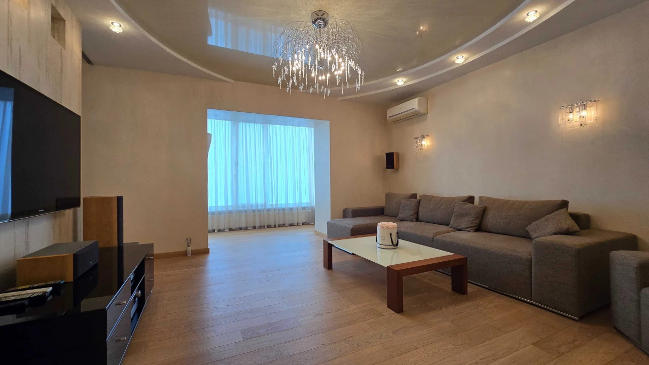 Apartment near the park, St. Shevchenko 32, for sale from the owner.