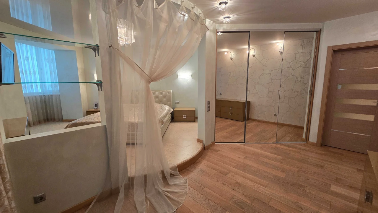 Apartment near the park, St. Shevchenko 32, for sale from the owner.