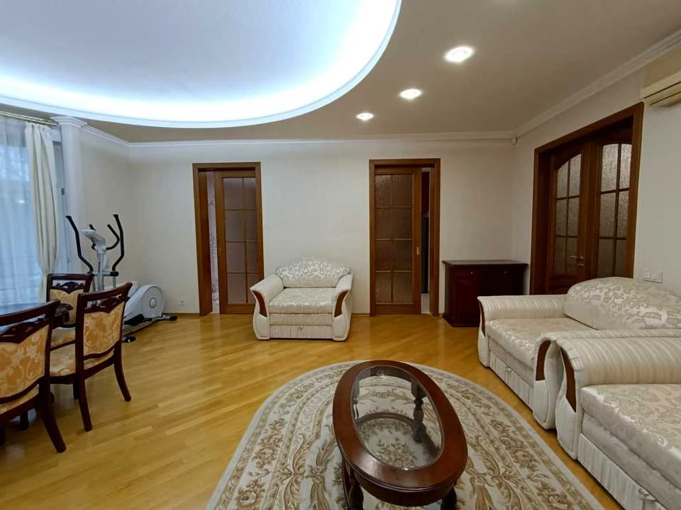 Apartment. Kyiv, Nazariyska St.