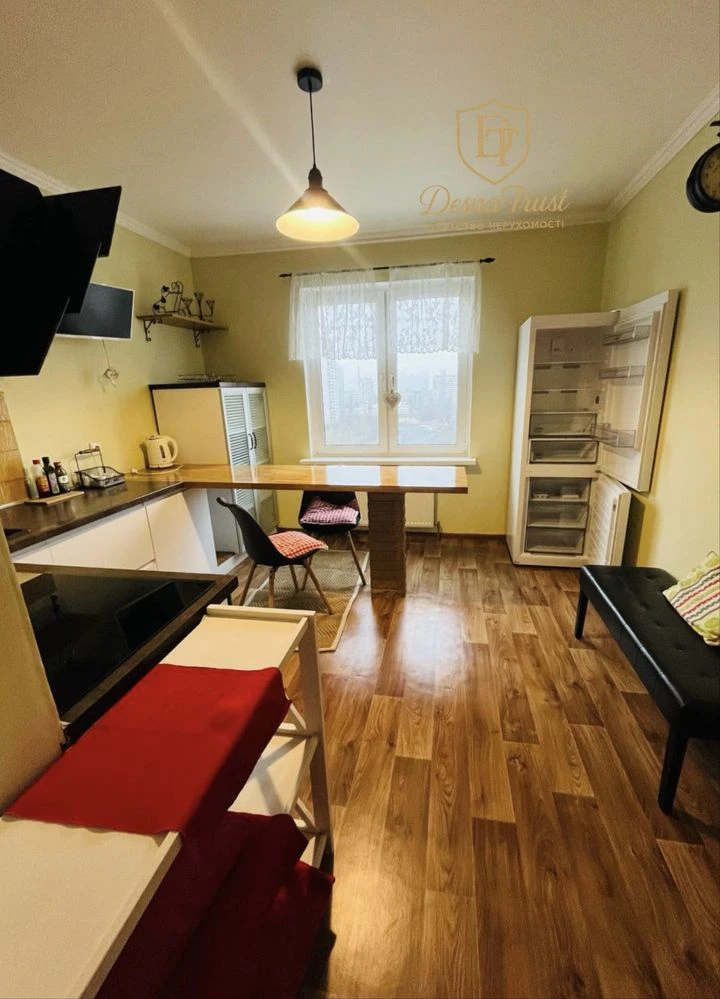Sale of a 3-room apartment 90 sq.m on St. Urlivska 24, Yeoselya, Ye відновленн