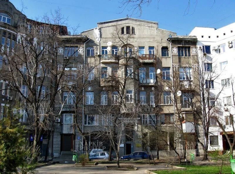 D1M Продам простору гостинку в історичному будинку з ліфтом.