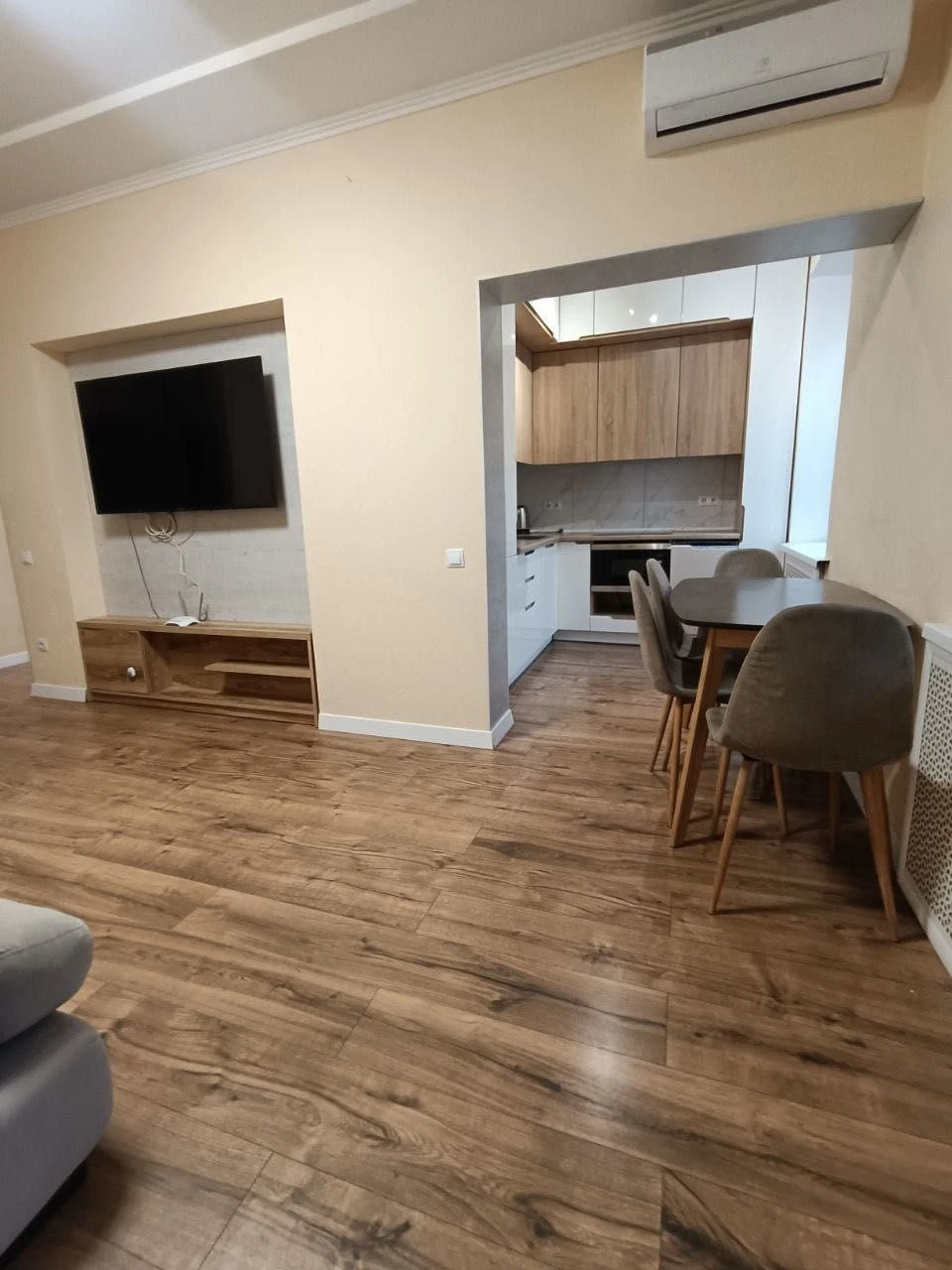Продаж двокімнатної квартири разом з гаражем в центрі міста