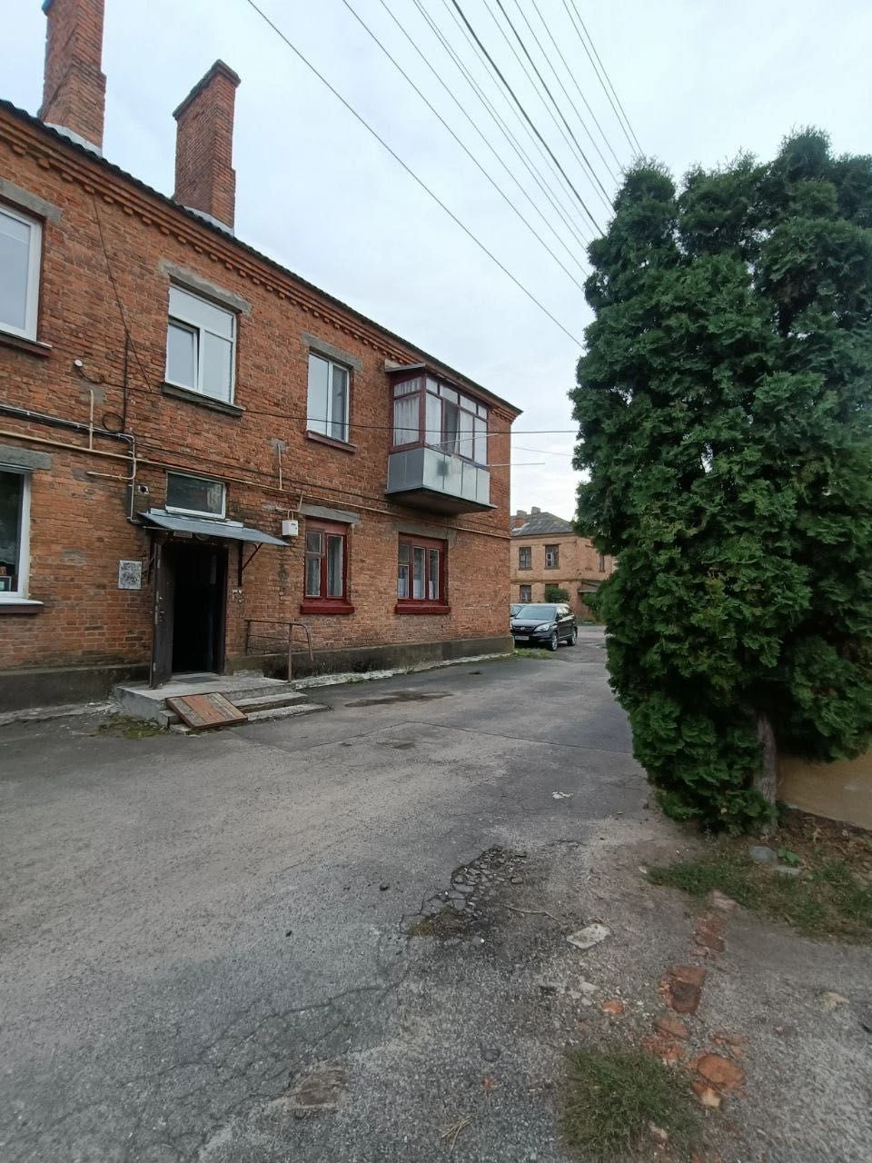 Продаж двокімнатної квартири разом з гаражем в центрі міста