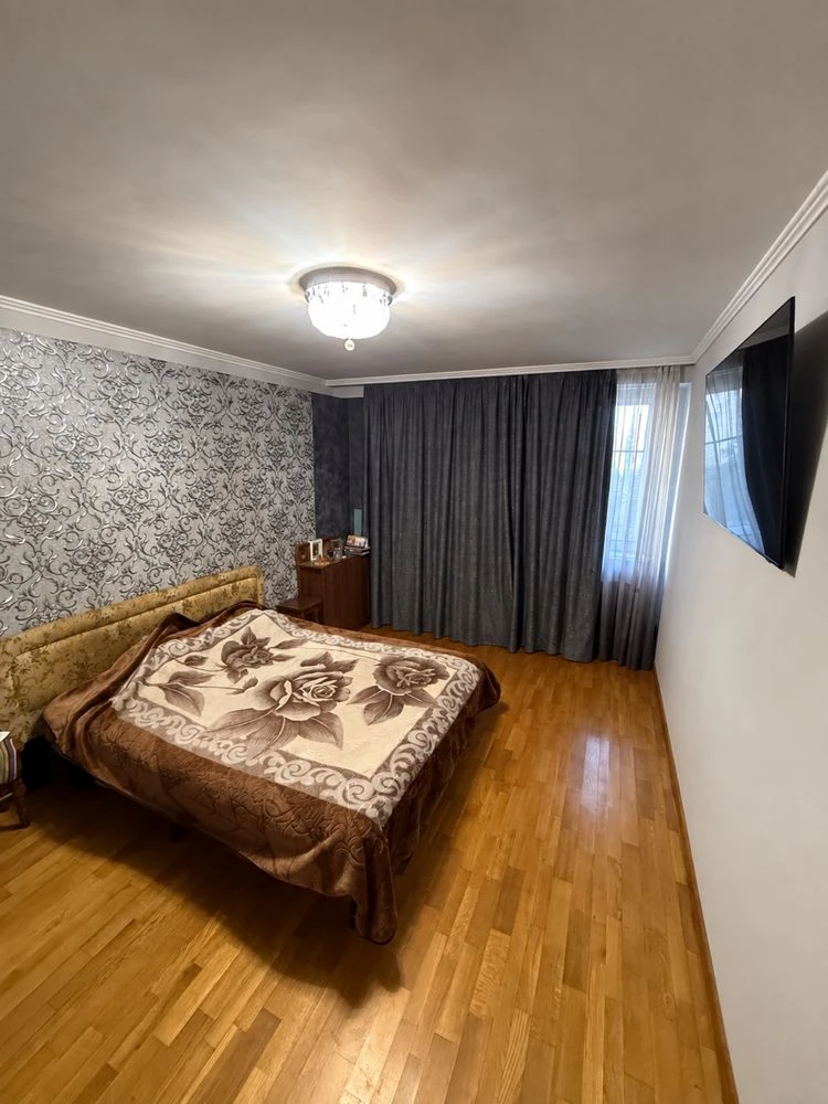 Sale of a 3-room new building, on Volodymyrska Street (near schools)