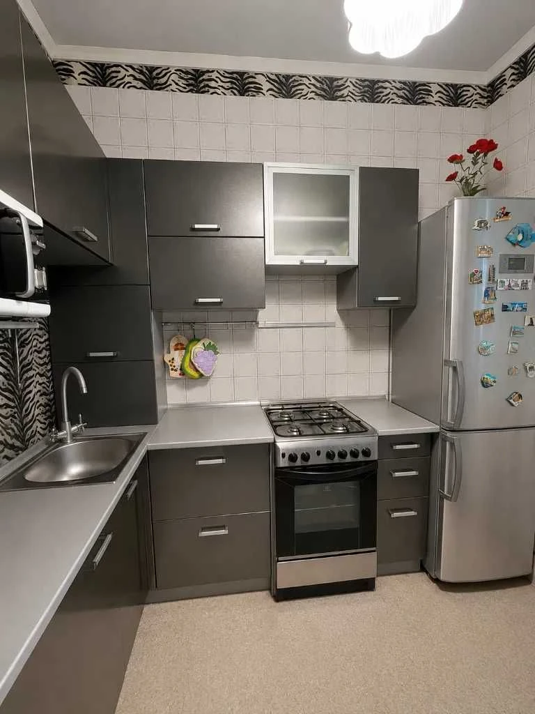For sale 2-room apartment on the lower floor of Polya 14, with a garage