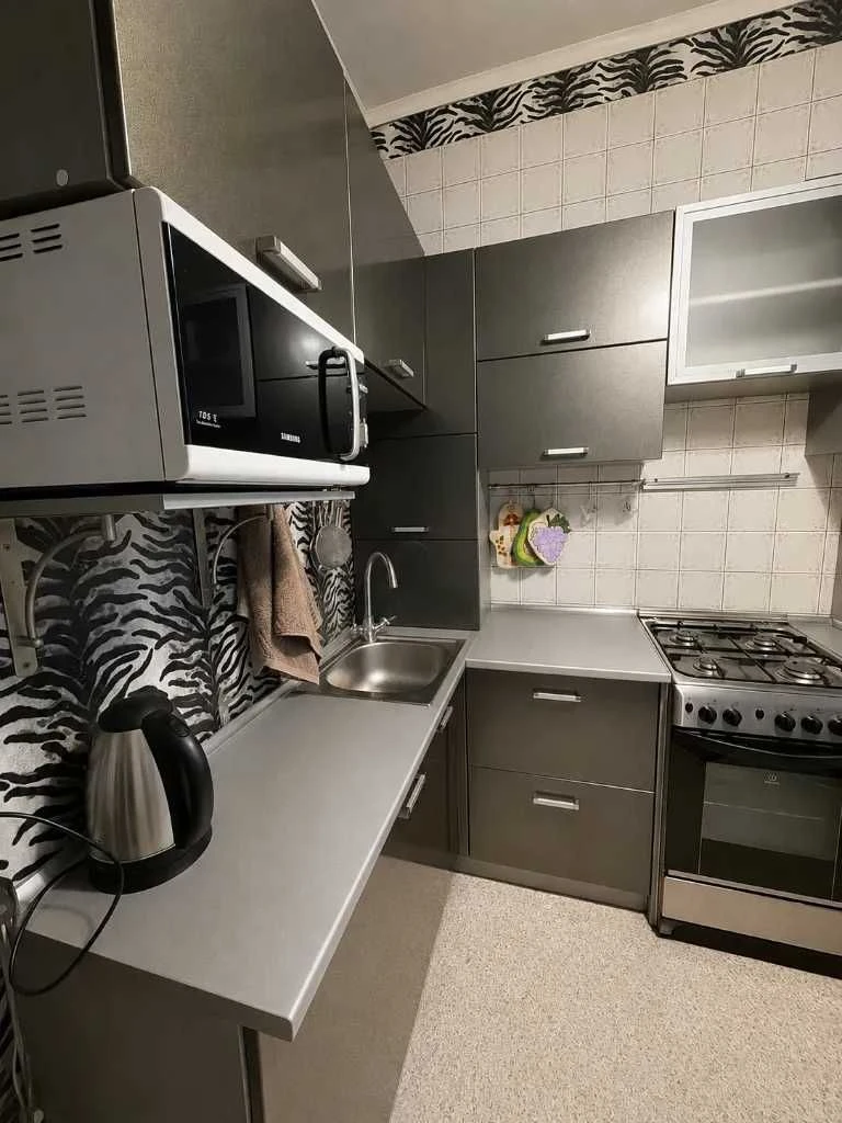 For sale 2-room apartment on the lower floor of Polya 14, with a garage