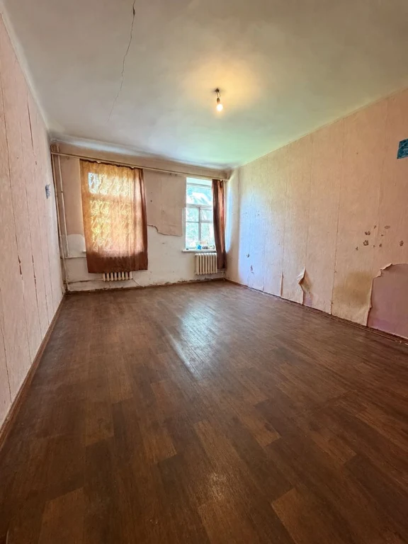 Продається комунальна квартира,кімната+кухня!