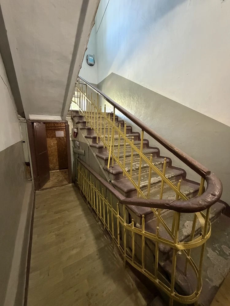 Продається комунальна квартира,кімната+кухня!