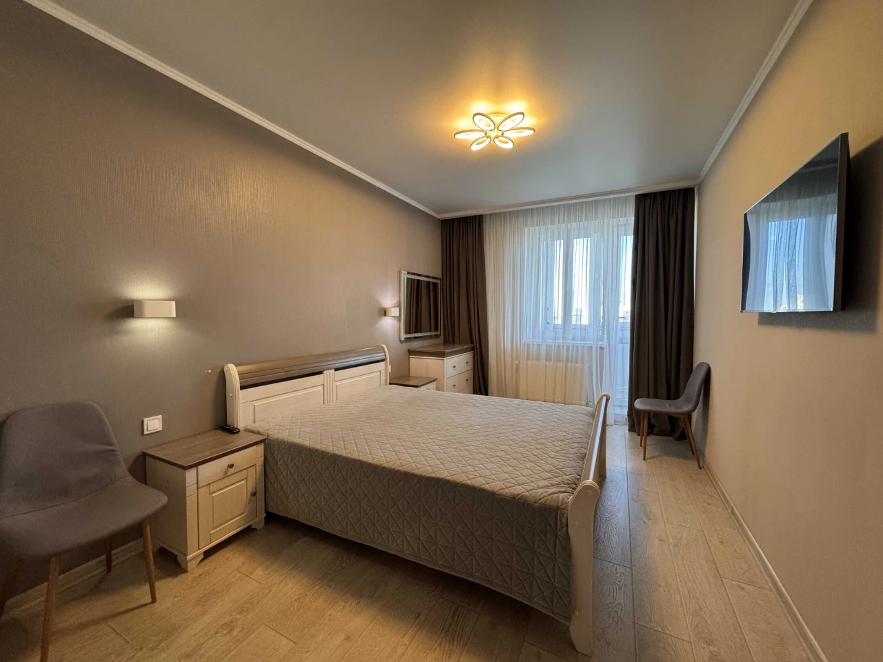 Продам 2-к квартиру 75 м² ЖК Вернисаж с ремонтом, генераторо