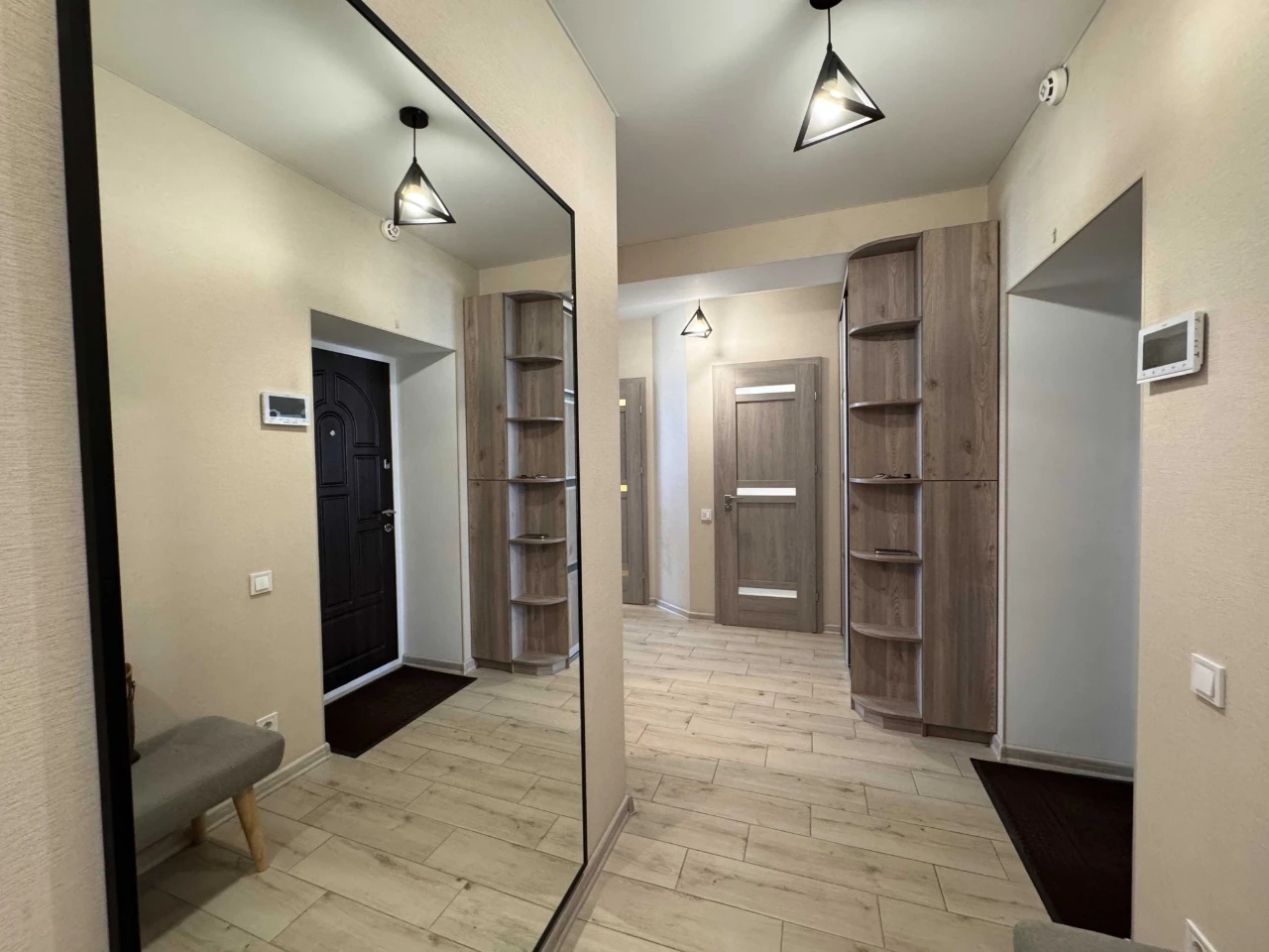 Продам 2-к квартиру 75 м² ЖК Вернисаж с ремонтом, генераторо
