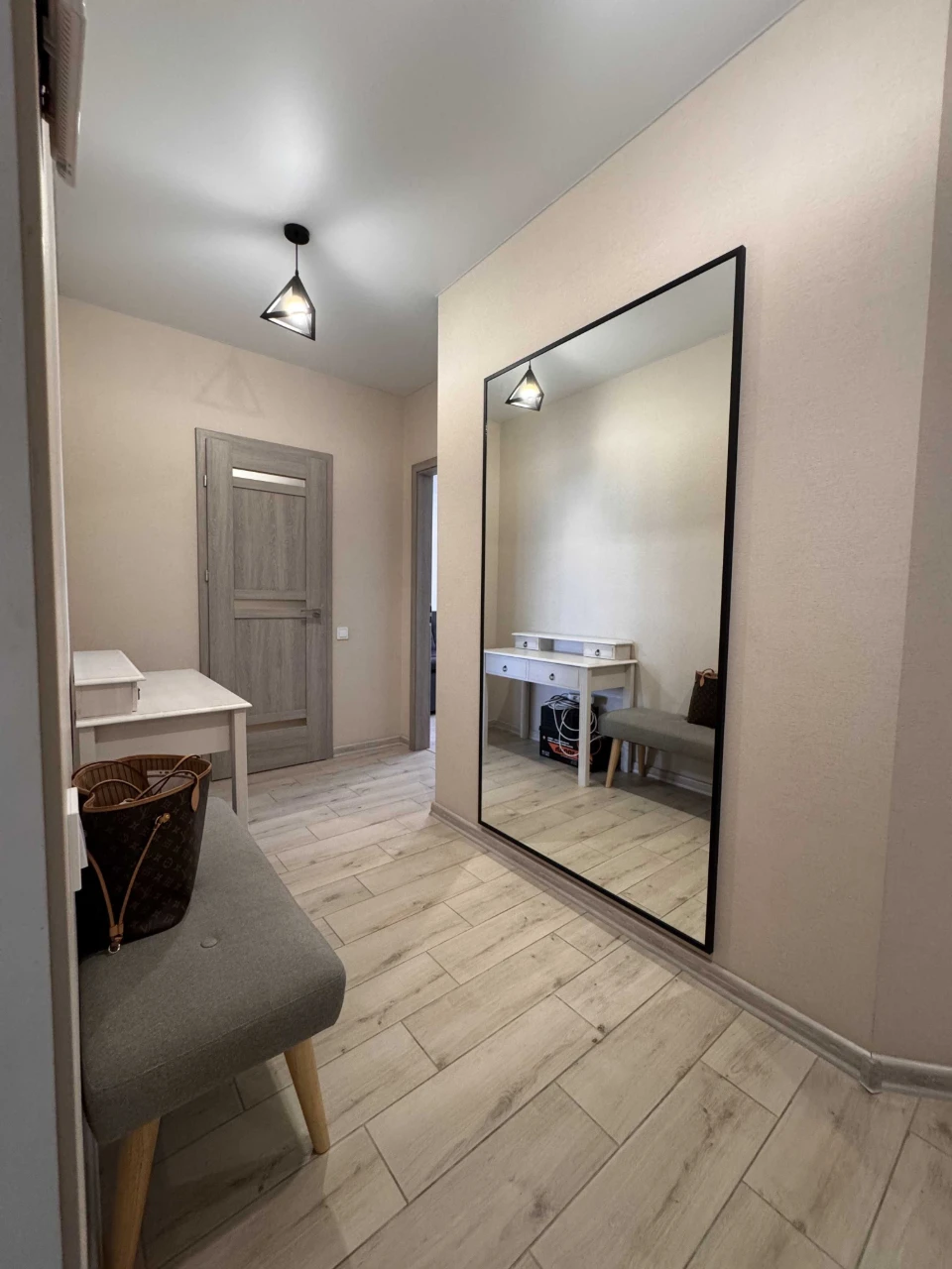 Продам 2-к квартиру 75 м² ЖК Вернисаж с ремонтом, генераторо